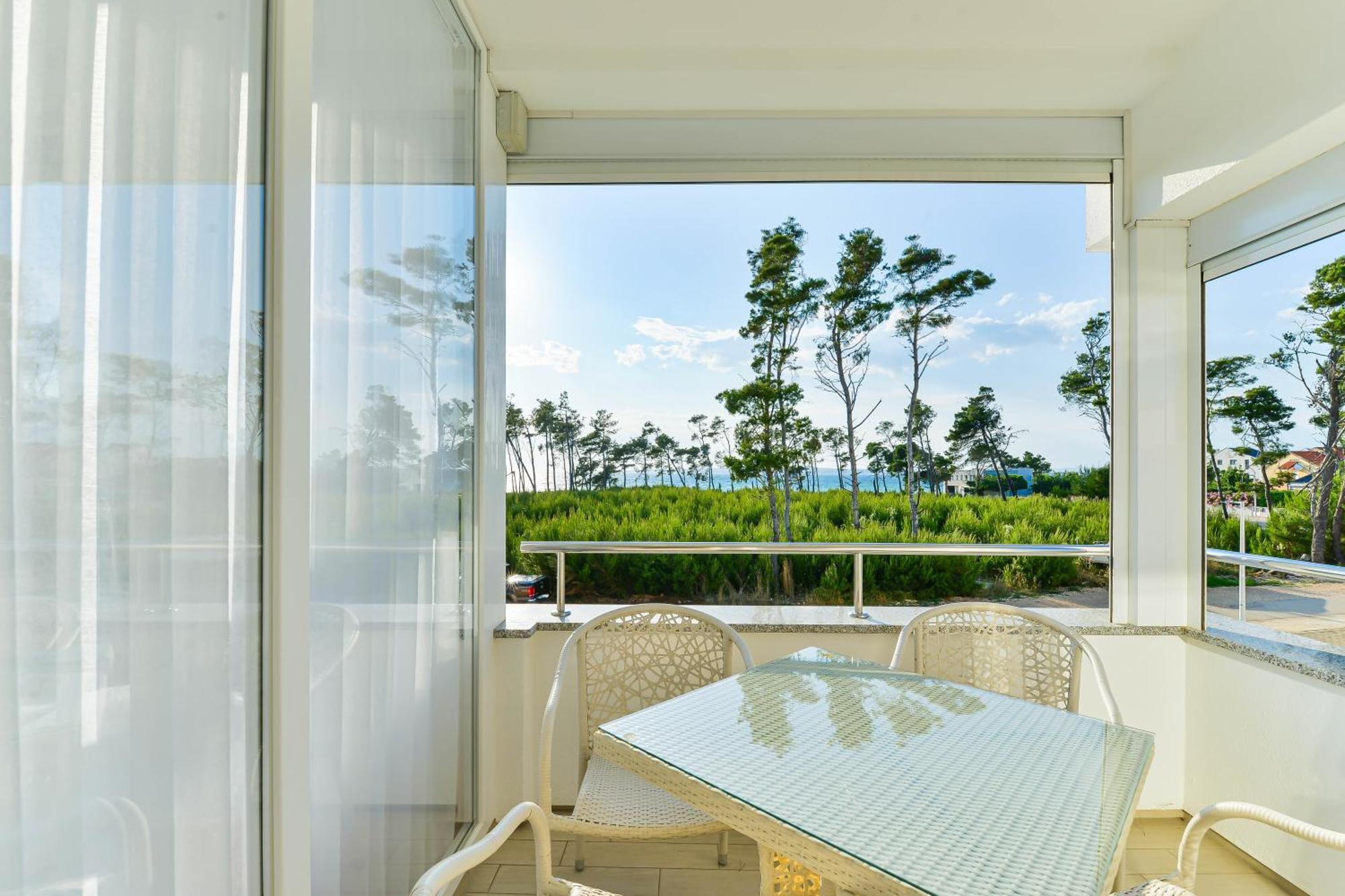 Apartments Laura 1 Привлака Екстериор снимка