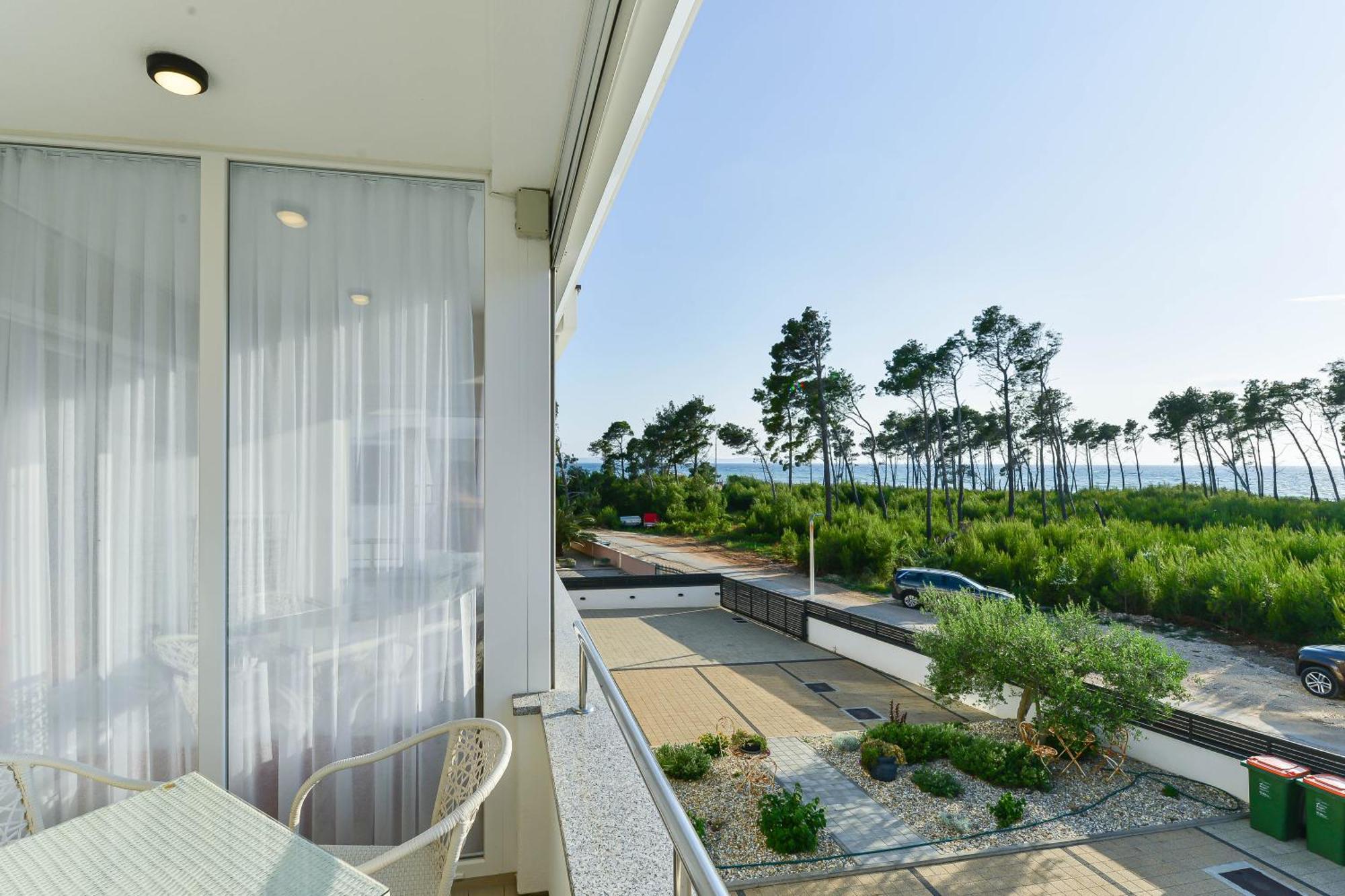 Apartments Laura 1 Привлака Екстериор снимка