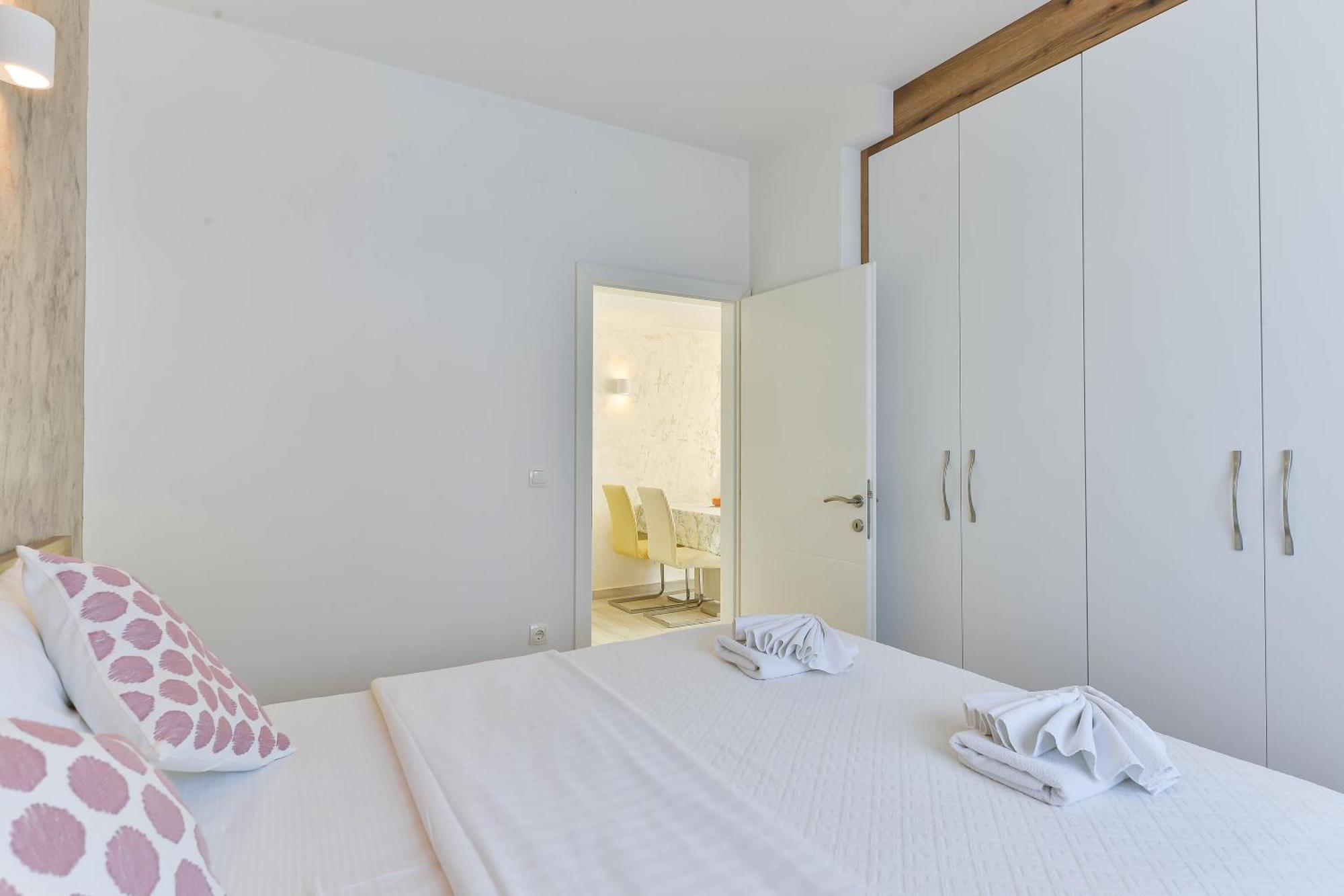 Apartments Laura 1 Привлака Екстериор снимка