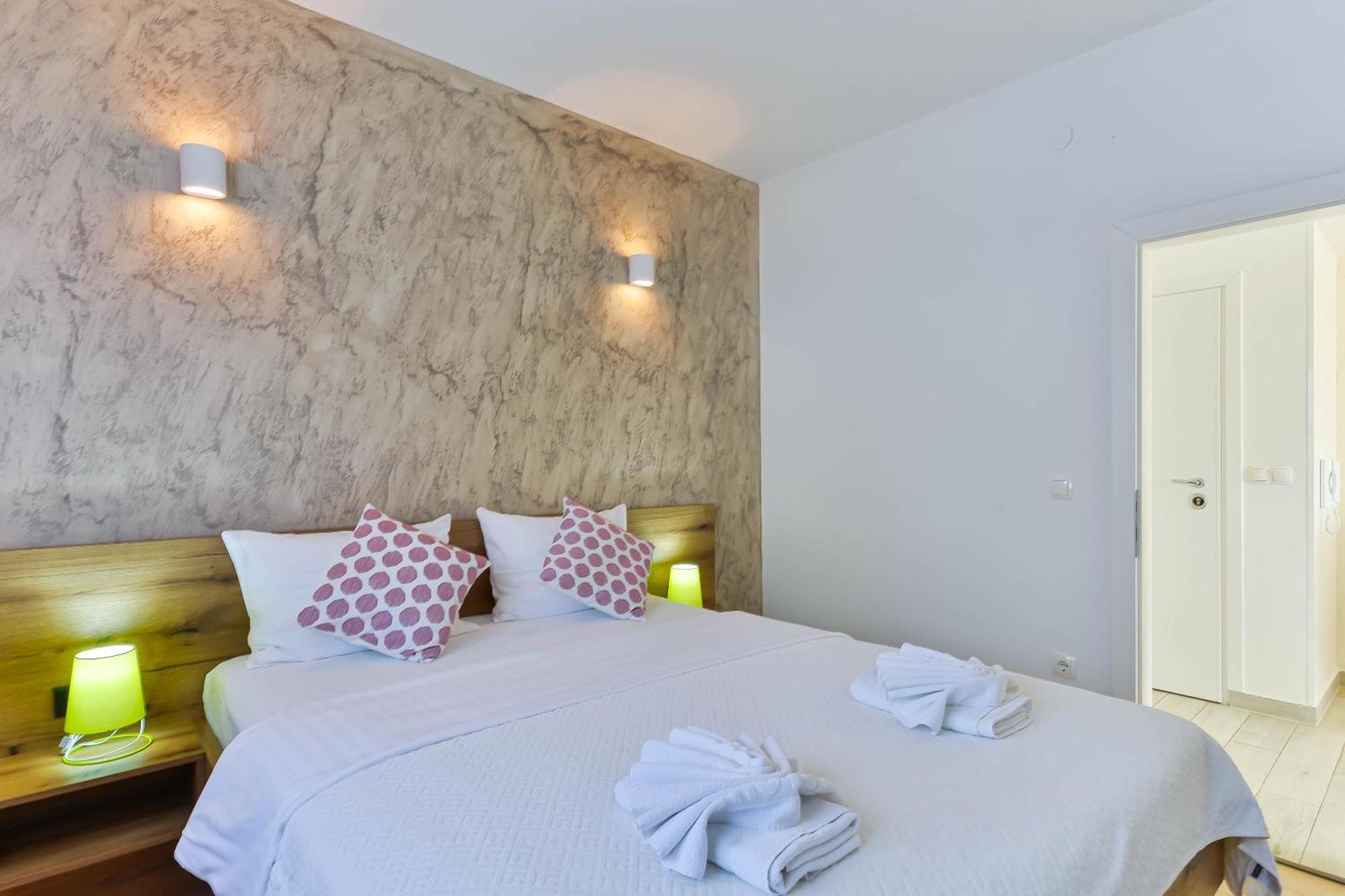 Apartments Laura 1 Привлака Екстериор снимка