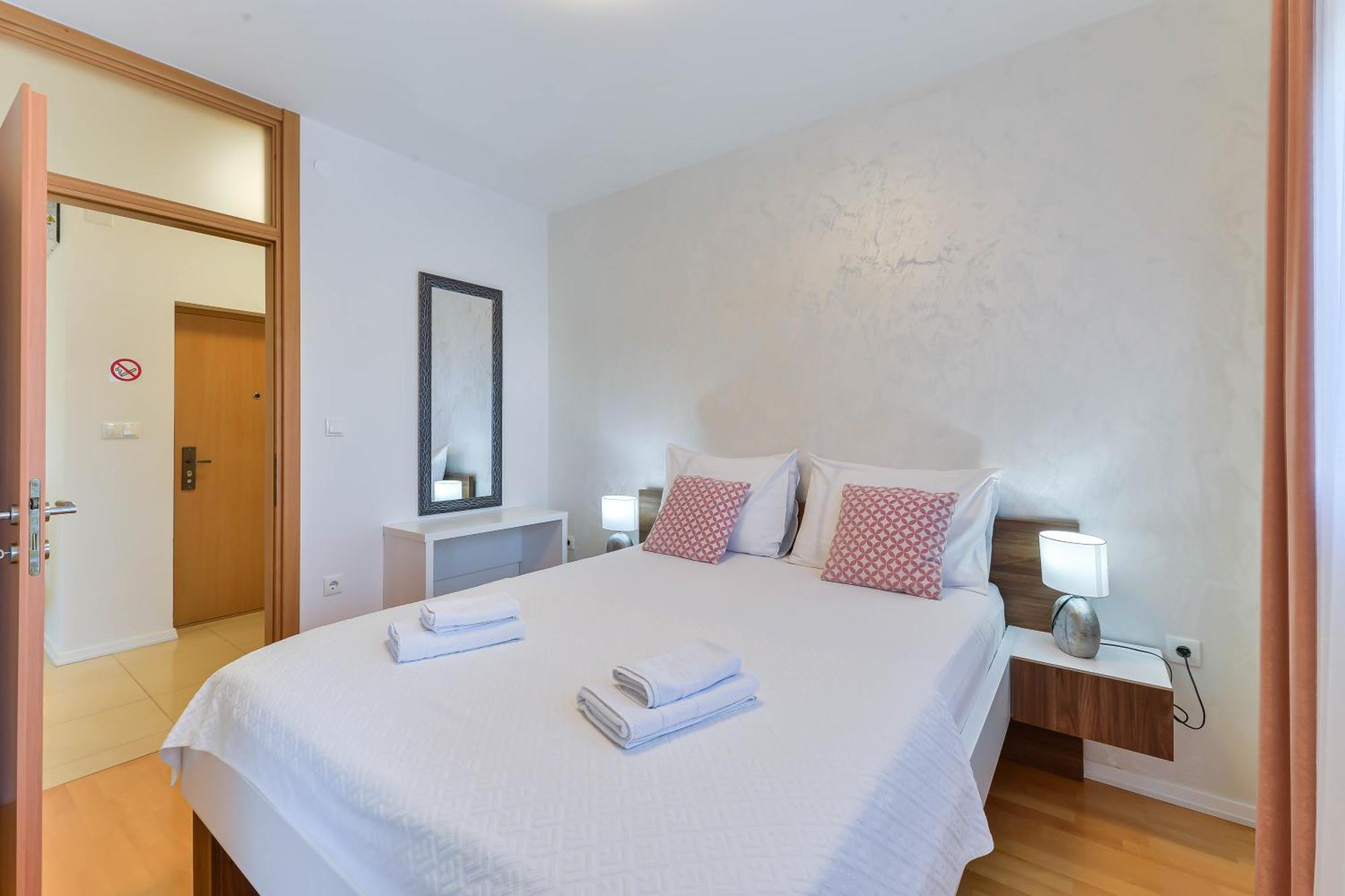 Apartments Laura 1 Привлака Екстериор снимка