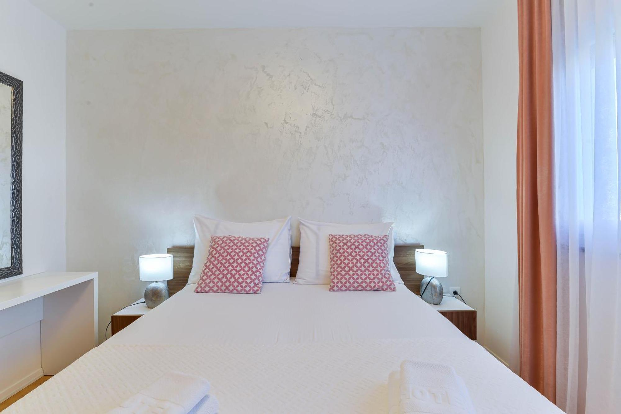 Apartments Laura 1 Привлака Екстериор снимка
