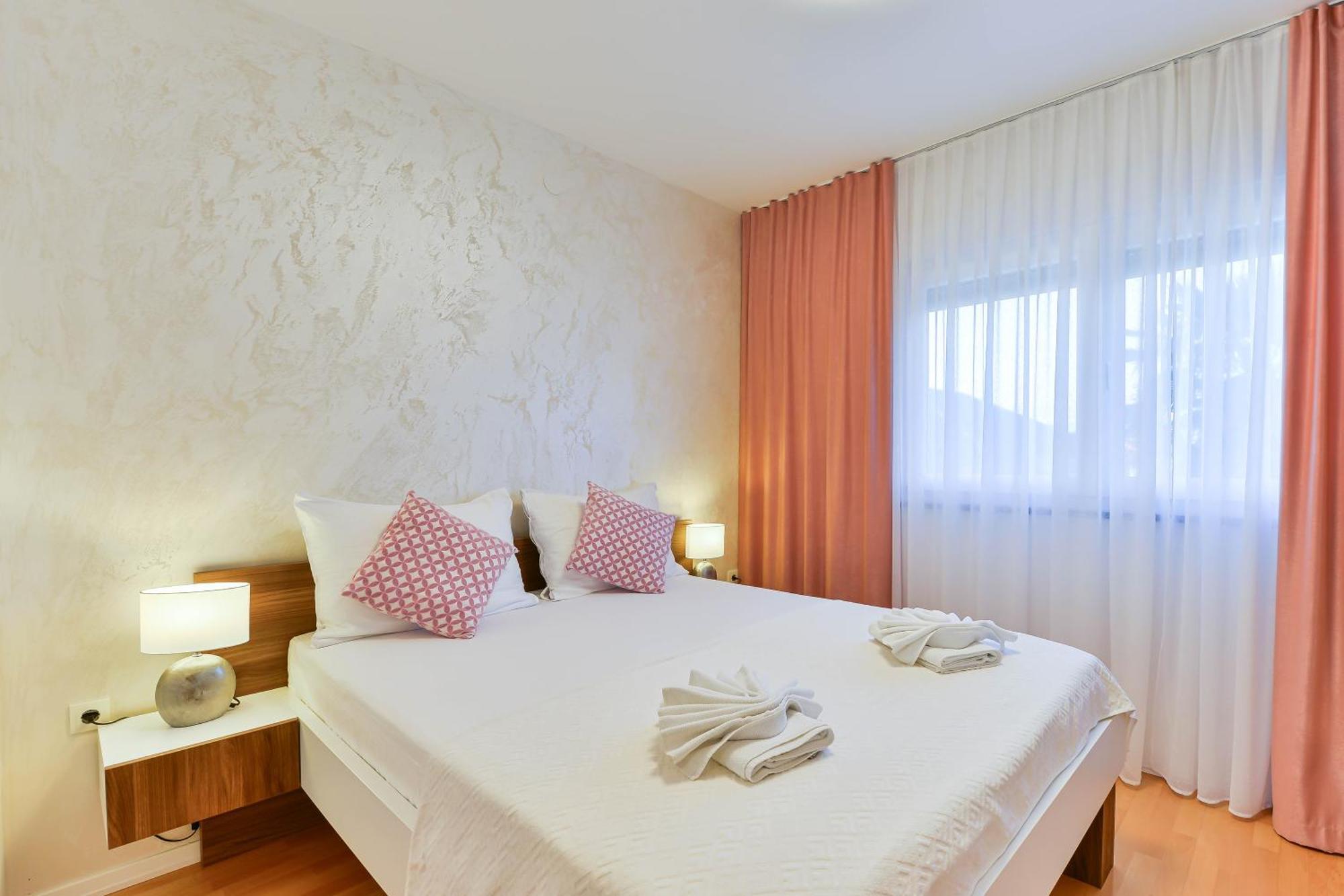 Apartments Laura 1 Привлака Екстериор снимка