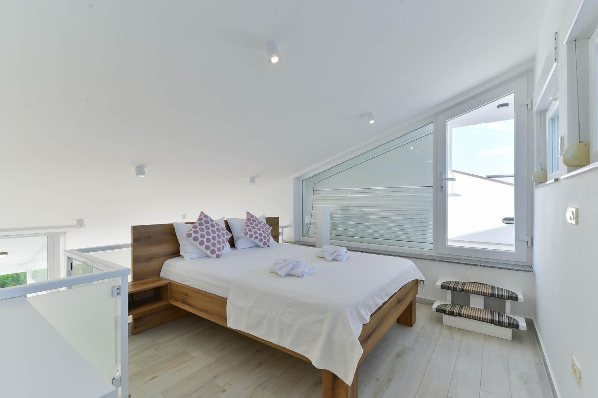 Apartments Laura 1 Привлака Екстериор снимка
