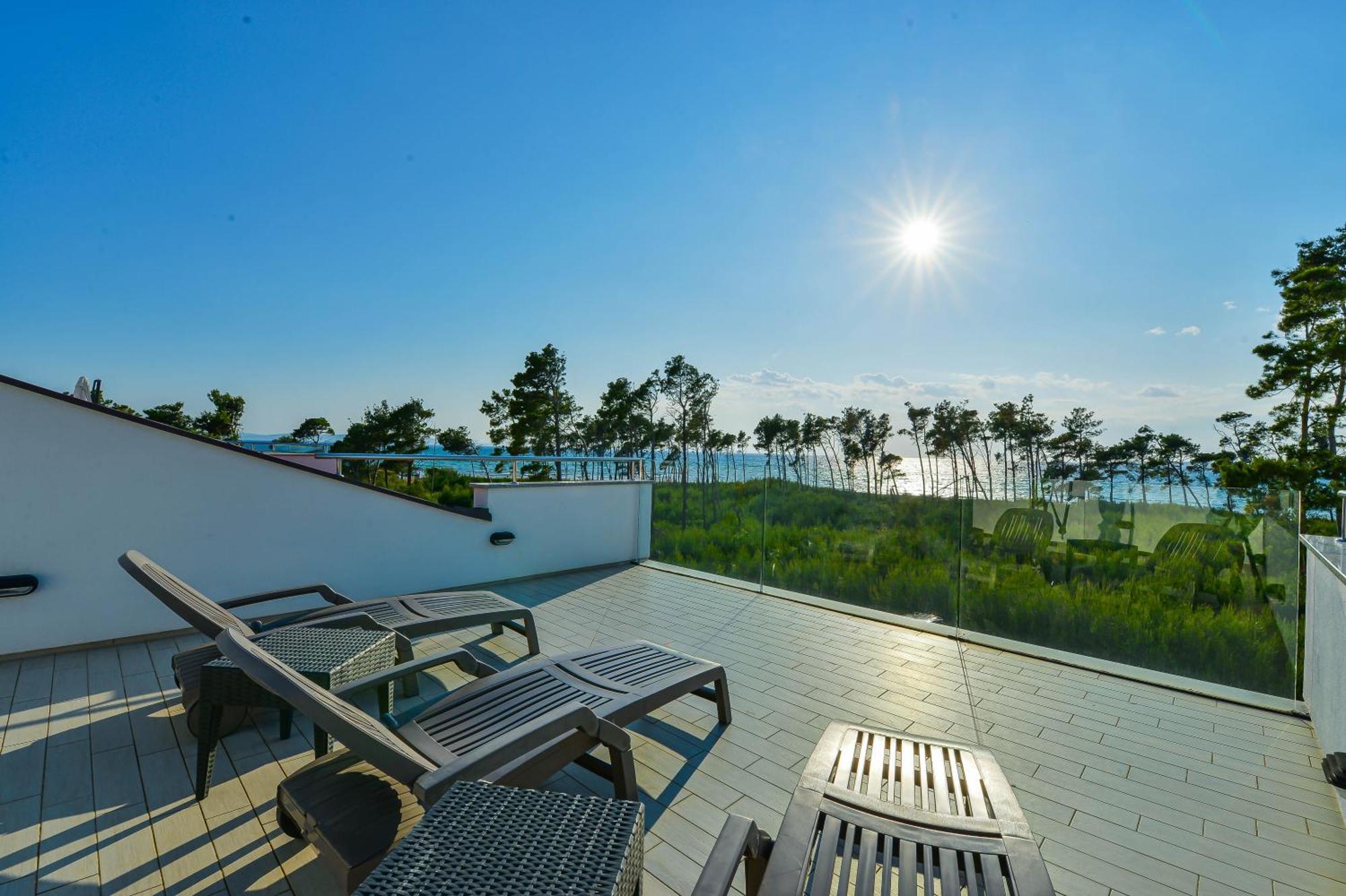 Apartments Laura 1 Привлака Екстериор снимка