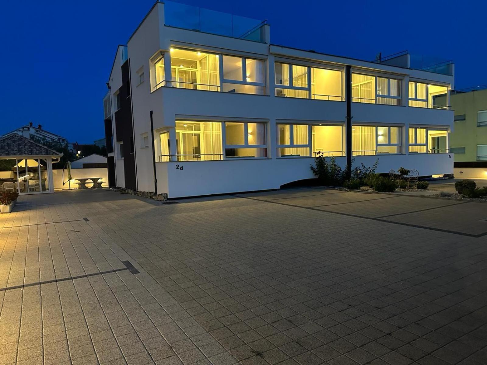 Apartments Laura 1 Привлака Екстериор снимка
