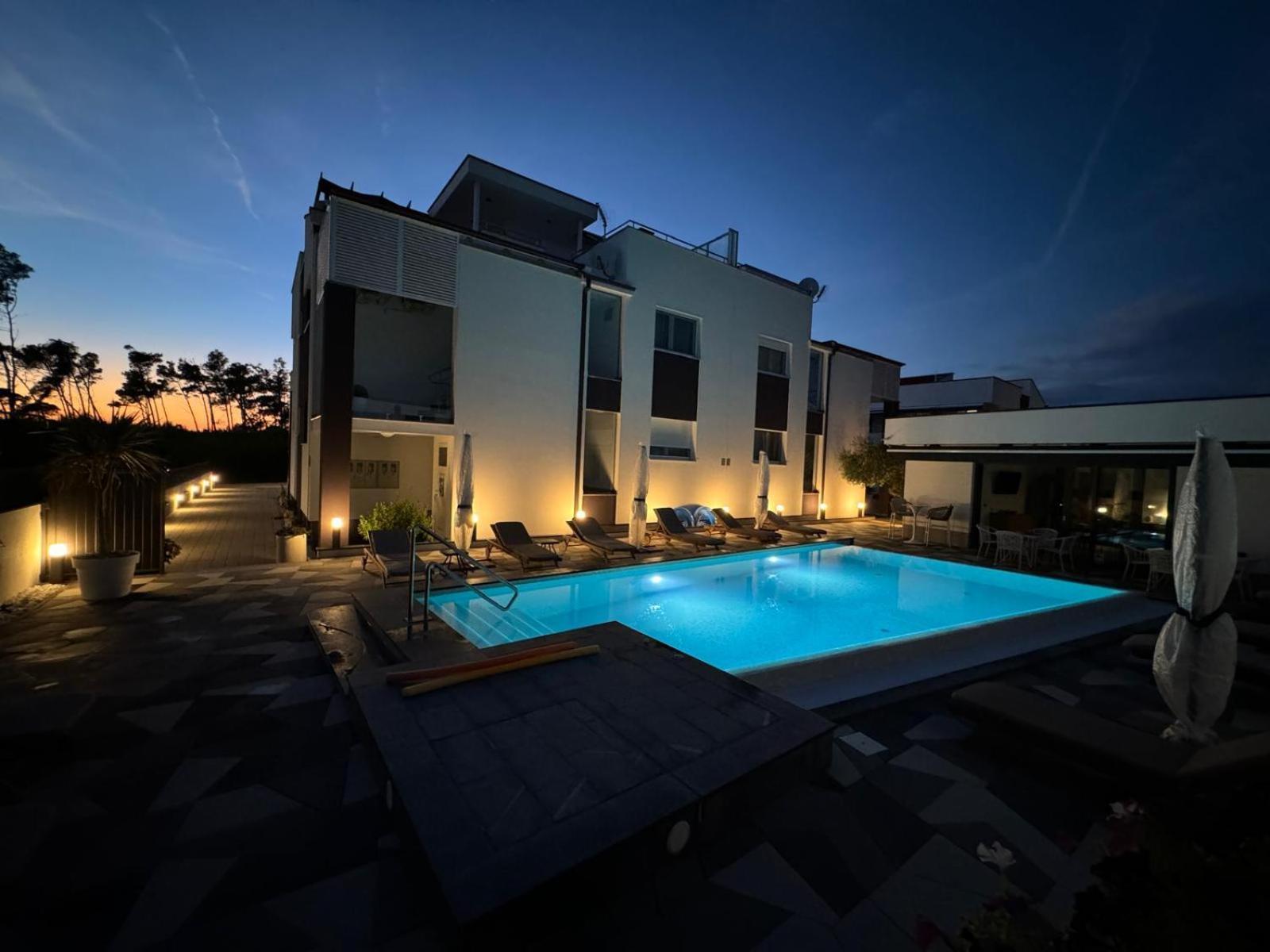 Apartments Laura 1 Привлака Екстериор снимка
