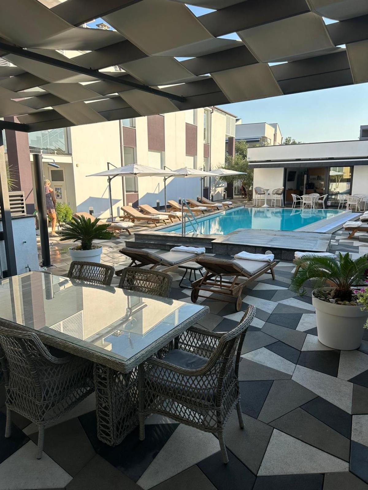 Apartments Laura 1 Привлака Екстериор снимка