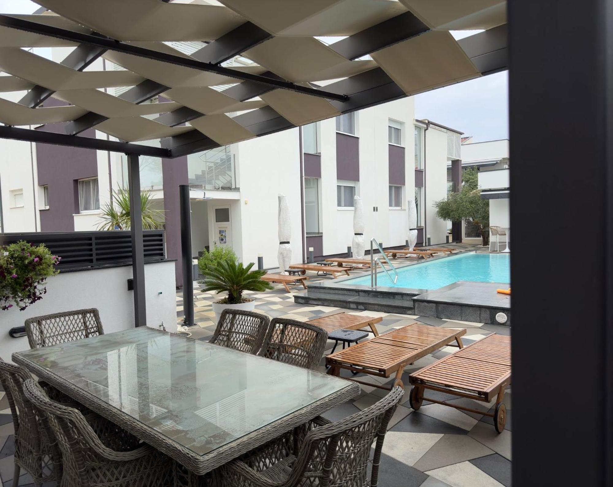 Apartments Laura 1 Привлака Екстериор снимка