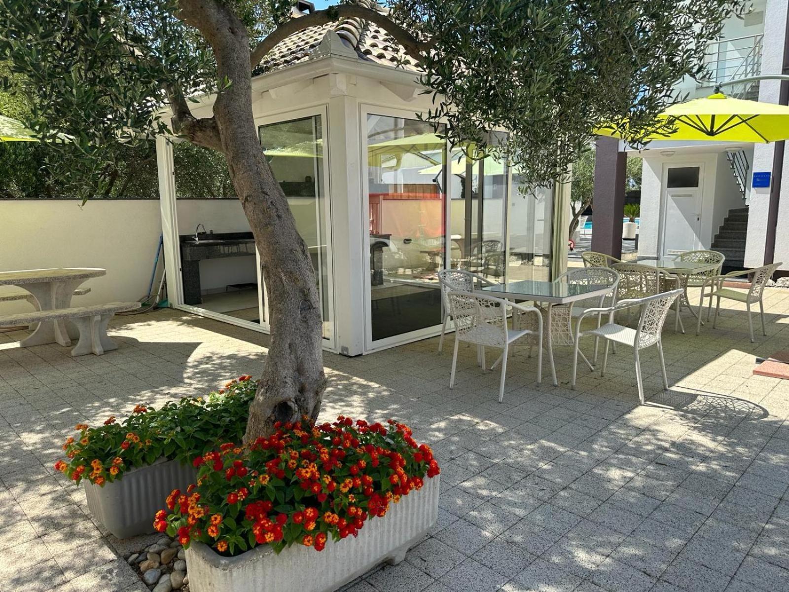 Apartments Laura 1 Привлака Екстериор снимка