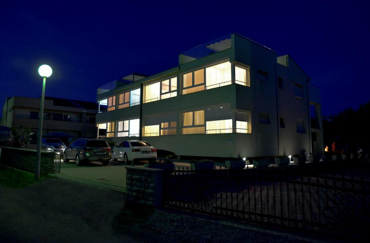 Apartments Laura 1 Привлака Екстериор снимка