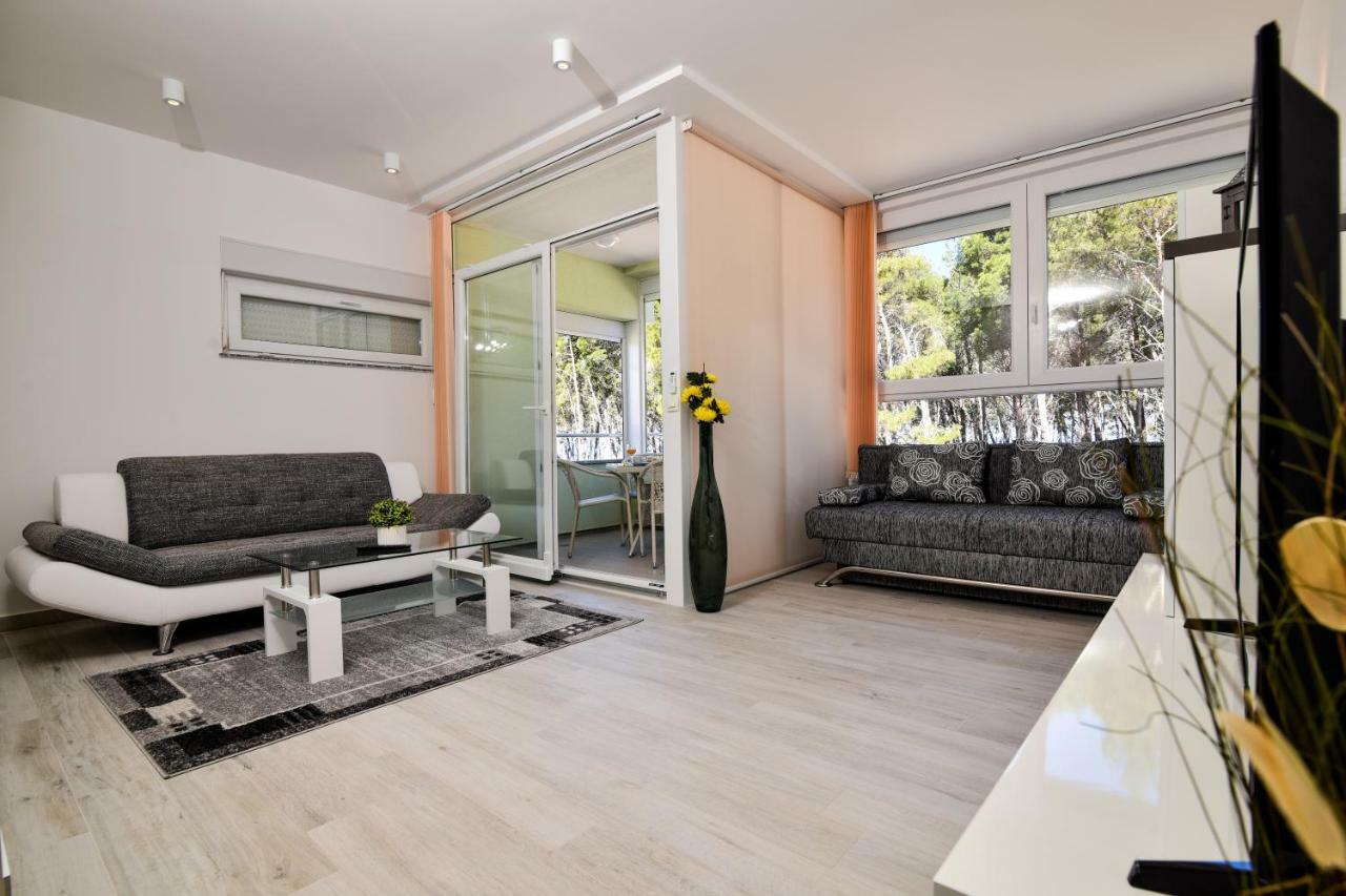 Apartments Laura 1 Привлака Екстериор снимка